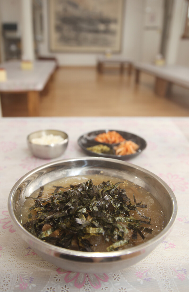 제천에 있는 ‘묵마을’의 도토리묵밥. 박미향 기자