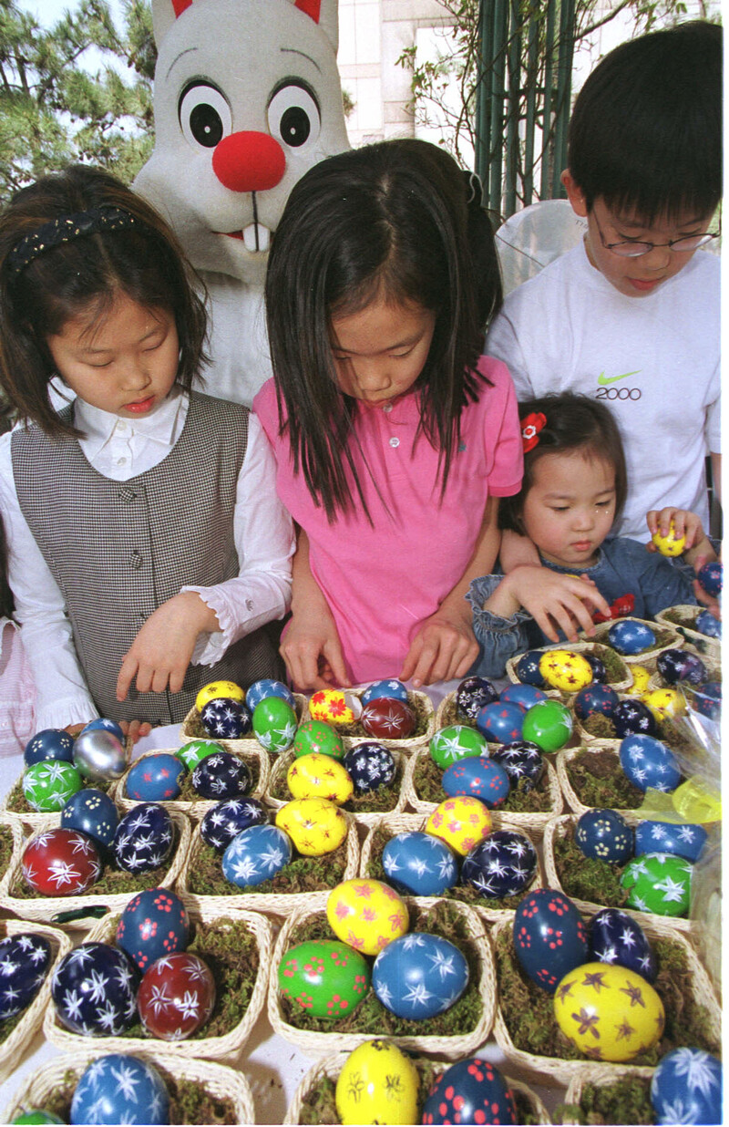 부활절에 아이들이 새로운 탄생을 의미하는 색색으로 칠한 달걀을 신기한듯 살펴보고 있다. 김봉규 기자 bong9@hani.co.kr