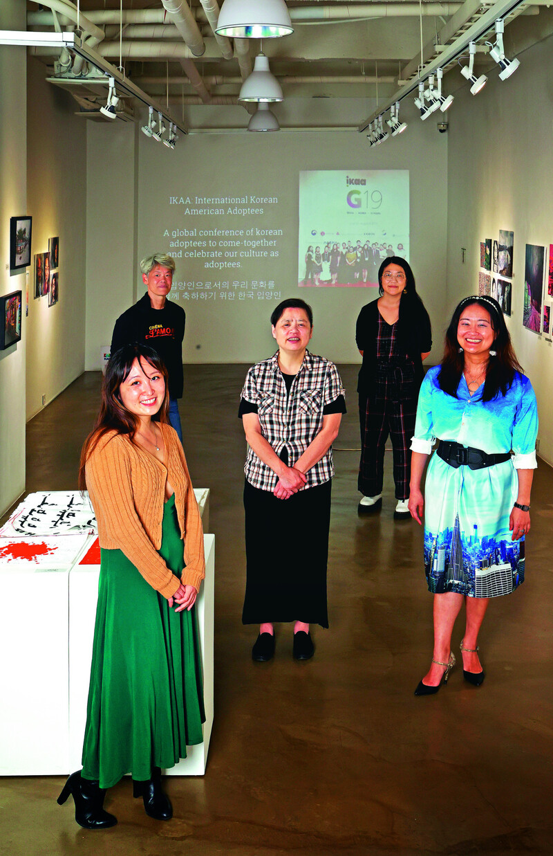 국외 입양 70주년을 맞아 한국을 찾은 입양 예술인들이 지난 20일 자신의 작품을 전시하고 있는 서울 종로구 관훈동 마루아트센터에서 &lt;한겨레&gt;와 집담회에 앞서 사진을 찍고 있다.