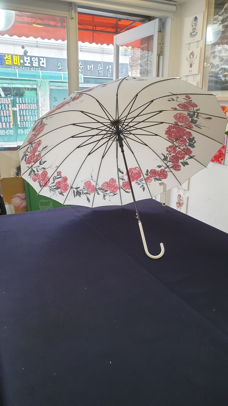 핸드페인팅 우산. 사진 정미라 작가 제공