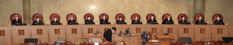 대법원 전원합의체(재판장 김명수 대법원장, 주심 김재형 대법관)는 지난달 30일 1975년 발동된 긴급조치 9호 위반 혐의로 기소돼 유죄 판결을 받고 복역한 피해자와 그 가족 등 71명이 국가를 상대로 낸 손해배상청구 소송에서 “국가 배상 책임이 인정된다”며 원고 승소 취지 판결했다. 사진은 대법원 전원합의체 선고 모습. 박종식 기자 anaki@hani.co.kr