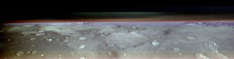 400㎞ 상공에서 화성을 돌고 있는 궤도선 오디세이의 적외선 카메라로 촬영한 화성 표면과 대기층 단면. 3개월의 준비 끝에 궤도선의 방향을 돌려 촬영했다. 나사 제공