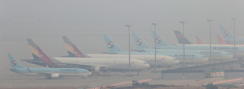 13일 오전 인천국제공항 주기장에 서 있는 대한항공과 아시아나항공 항공기. 연합뉴스