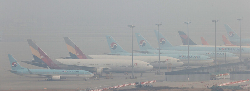 인천국제공항 주기장에 서 있는 대한항공과 아시아나항공 항공기. 연합뉴스