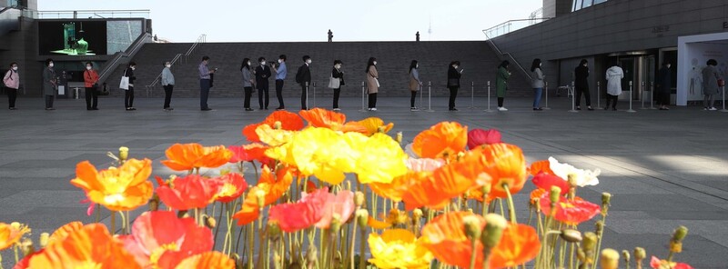 생활 속 거리두기가 시작된 6일, 서울 용산구 국립중앙박물관 앞에서 관람객들이 거리를 두며 입장을 기다리고 있다. 백소아 기자 thansk@hani.co.kr