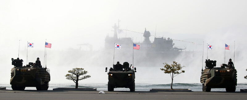 올해 3월10일 경남 창원시 진해구 해군사관학교에서 열린 77기 졸업 및 임관식에서 한-미 동맹 70주년을 기념해 한·미 해병대원이 함께 탑승한 상륙돌격장갑차와 차륜형장갑차가 상륙작전을 시연하고 있다. 대통령실사진기자단