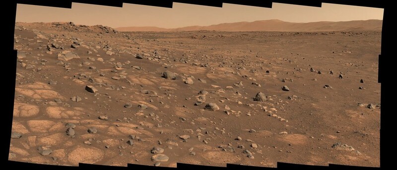 이곳이 첫 화성 표본 수집 지역이다. 옅은색 기반암들이 유력 후보다. 7월8일에 촬영했다. 나사 제공