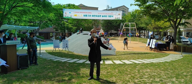 지난 5월 문을 연 놀이터 개장식에서 김승수 전주시장이 말하고 있다. 전주시 제공