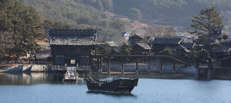 ‘파도소리길’에서 본 해양드라마세트장 전경. 김선식 기자