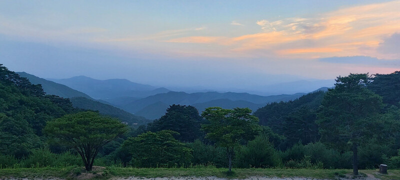 해질 무렵 축서사 앞마당. 김선식 기자