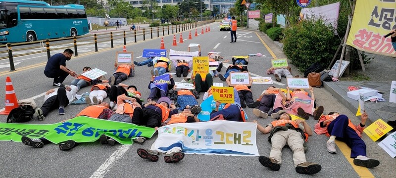 전남, 전북, 경남 34개 환경단체가 구성한 ‘지리산지키기연석회의’ 회원들이 지난 6월1일 정부세종청사 환경부 앞에서 지리산 난개발 중단을 요구하는 시위를 하고 있다. 지리산지키기연석회의 제공