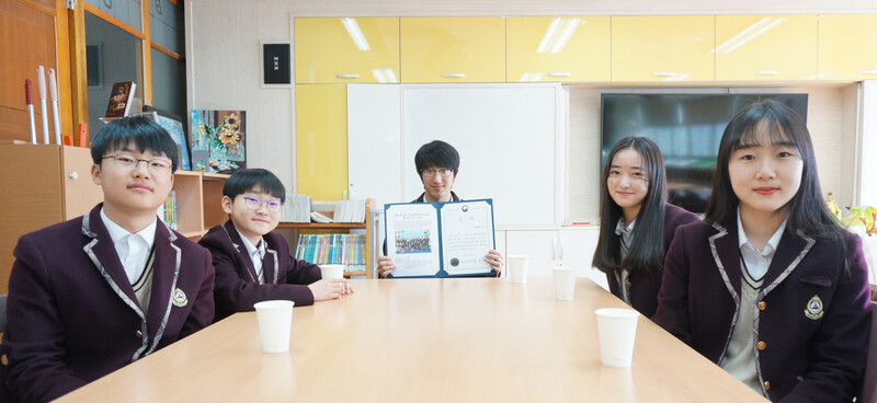 경기도 용인시 흥덕중학교 학교폭력 예방 동아리 ‘혼아리’ 학생들이 지난 18일 학교 도서실에서 교육부장관상을 들어 보이며 학교폭력 예방 활동을 설명하고 있다. ‘혼아리’ 제공