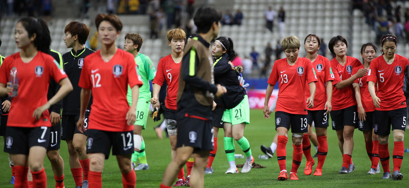 한국 여자축구대표팀 선수들이 18일(한국시각) 열린 2019 프랑스 여자월드컵 A조 3차전에서 노르웨이에 1-2로 져 3패로 탈락한 뒤 이동하고 있다. 랭스/연합뉴스