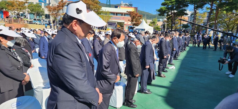 19일 전남 광양시 광양시민광장에서 열린 ‘여수·순천 10·19 사건 제74주기 합동추념식’에서 유족들이 묵념을 하고 있다.김용희 기자 kimyh@hani.co.kr