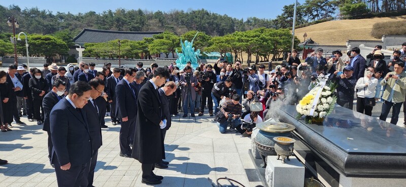 31일 광주광역시 북구 운정동 국립5·18민주묘지에서 고 전두환씨의 손자 우원씨가 헌화 뒤 묵념하고 있다.김용희 기자 kimyh@hani.co.kr