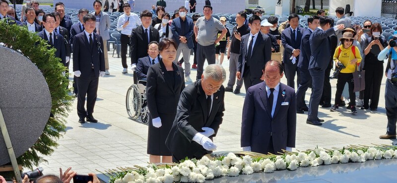 문재인 전 대통령이 17일 광주 북구 국립5·18민주묘지를 방문해 헌화하고 있다.김용희 기자 kimyh@hani.co.kr