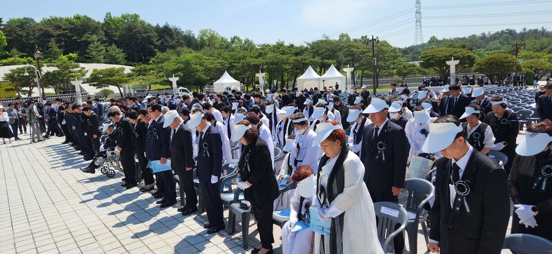 17일 광주 북구 국립5·18민주묘지에 열린 제43주년 추모식 참석자들이 5·18 희생자들에 대해 묵념을 하고 있다.김용희 기자 kimyh@hani.co.kr