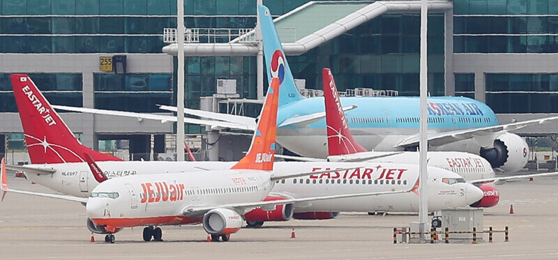 지난 1일 오후 인천국제공항 계류장에 제주항공과 이스타항공 여객기가 세워져 있다. 인천공항/연합뉴스