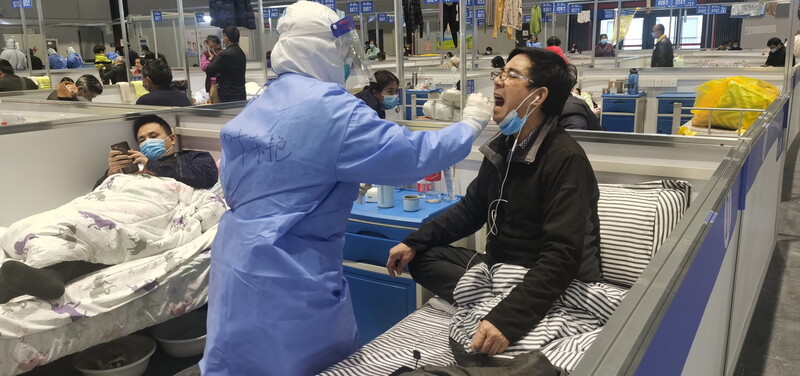 중국 상하이의 코로나19 양성 환자를 위한 임시 병원에서 사람들이 검사를 받고 있다. EPA 연합뉴스