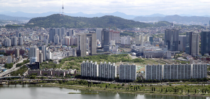 서울 용산 철도정비창 부지(한강변 아파트 뒤편) 모습. 연합뉴스