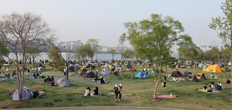 지난 24일 오후 서울 반포 한강시민공원에서 시민들이 주말 나들이를 즐기고 있다. 연합뉴스