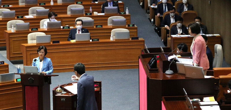 김상희 국회부의장이 24일 국회 본회의장에서 진행된 교육·사회·문화에 관한 대정부 질문에서 추미애 법무부 장관과 곽상도 미래통합당 의원의 설전이 계속되자 곽 의원에게 질의를 계속할 것을 주문하고 있다. 연합뉴스