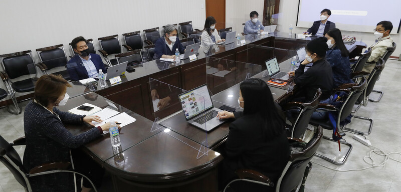 지난 10일 오후 서울 마포구 공덕동 한겨레신문사에서 열린편집위원회 회의가 진행되고 있다. 김혜윤 기자 unique@hani.co.kr