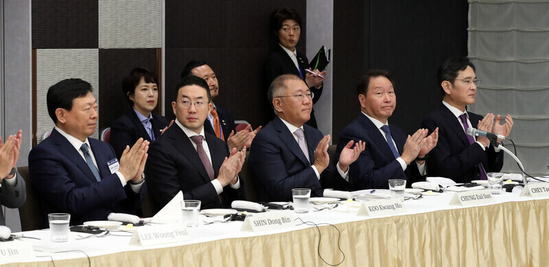 지난 3월17일 일본 도쿄 게이단렌(일본경제단체연합회) 회관에서 열린 ‘한일 비즈니스라운드 테이블’에서 신동빈 롯데그룹 회장(왼쪽부터), 구광모 엘지(LG)그룹 회장, 정의선 현대자동차그룹 회장, 최태원 에스케이(SK)그룹 회장, 이재용 삼성전자 회장이 윤석열 대통령의 발언이 끝난 뒤 박수 치고 있다. 연합뉴스