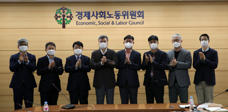 경제사회노동위원회가 25일 임금 직무급제 도입에 노력하는 등의 합의문을 도출했다. 경제사회노동위원회 제공