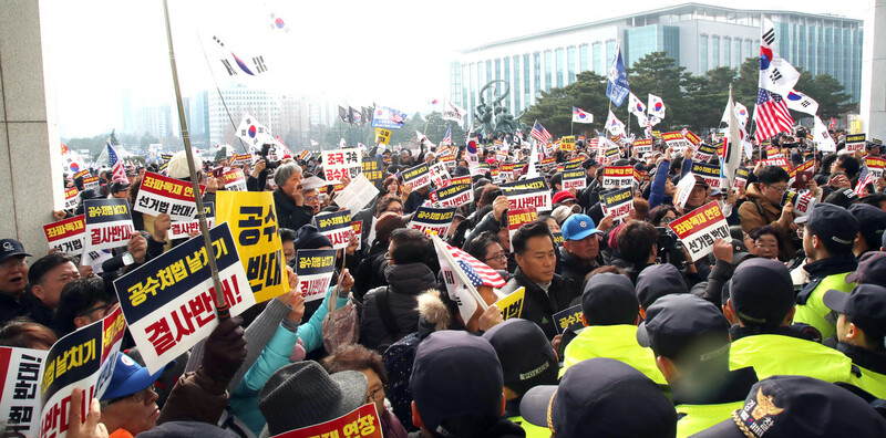 16일 오전 국회 본청 계단 앞에서 열린 ‘자유한국당 공수처법 선거법 날치기 저지 규탄대회’ 참석자들이 국회 안으로 들어서려 하자 경찰들이 막고 있다. 김경호 선임기자 jijae@hani.co.kr