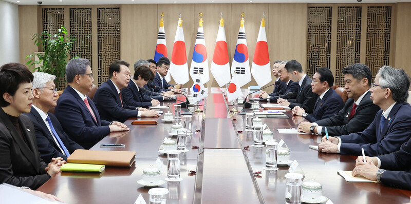 윤석열 대통령과 기시다 후미오 일본 총리가 7일 서울 용산 대통령실 청사에서 한일 확대 정상회담을 하고 있다. 연합뉴스