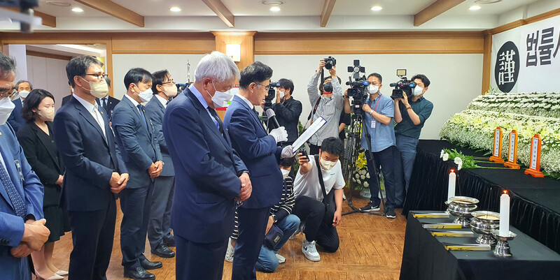 대구지방변호사회가 10일 중구 경북대병원 장례식장에서 변호사 사무실 방화 사건 피해자들을 위한 합동 추도식을 열고 있다. 연합뉴스