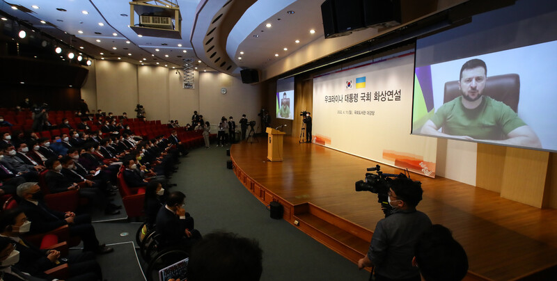 볼로디미르 젤렌스키 우크라이나 대통령이 지난 11일 오후 서울 영등포구 국회도서관 대강당에서 여야 의원을 대상으로 화상연설을 하고 있다. 공동취재사진