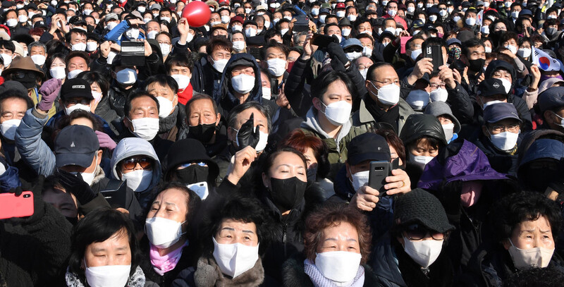 지난 15일 오후 대구 동대구역 광장에서 열린 한 대선후보 유세에서 마스크를 쓴 유권자들이 후보자의 연설을 귀기울여 듣고 있다. 대구/공동취재사진