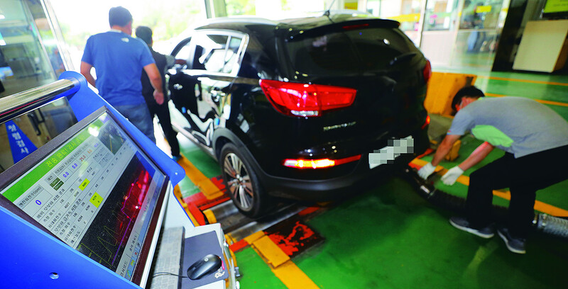 2018년 8월 서울 마포 성산자동차검사소에서 디젤차가 배출가스 검사를 받고 있다. 팔라듐은 백금과 함께 자동차 매연저감장치에서 촉매로 쓰이는 대표적인 금속이다.연합뉴스