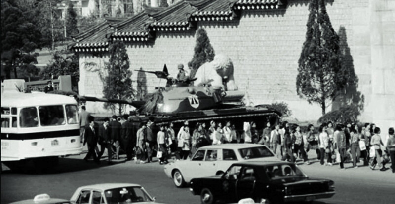 1972년 10월17일 서울 광화문 앞에 등장한 탱크. &lt;한겨레&gt; 자료사진