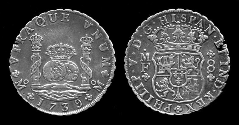 1739년 멕시코에서 주조된 스페인 은화. 펠리페 5세의 문양과 스페인 왕가의 상징이 새겨져 있다. 위키미디어 코먼스