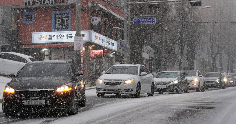 서울을 비롯한 수도권에 올겨울 첫 대설주의보가 내려진 지난 18일 오후 서울 서대문구 홍제동 도로에서 차량이 정체가 되고 있다. 연합뉴스