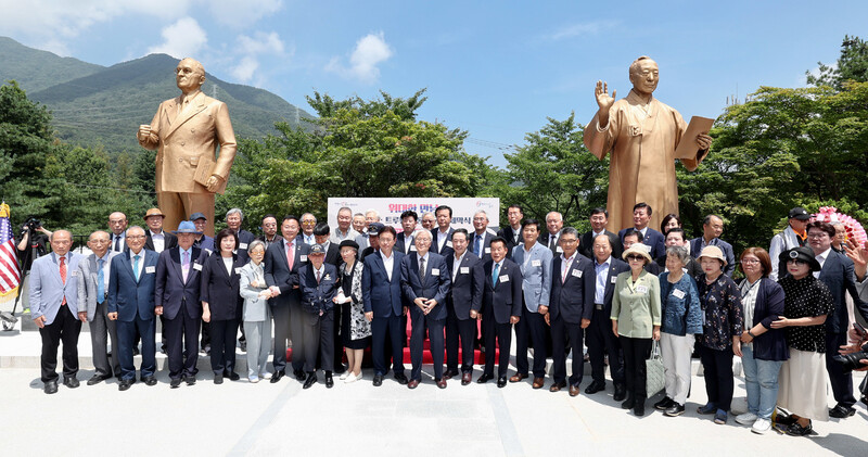 경북도는 27일 다부동전적기념관에서 이승만 전 대통령과 해리 트루먼 전 미국 대통령의 동상 제막식을 열었다. 경북도 제공