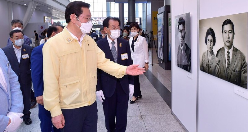 이용섭 광주시장이 지난 13일 광주김대중컨벤션센터에서 열린 ‘민주인권평화포럼 개막식·김대중 대통령 서거 11주기 추모식’에 참석해 전시장을 둘러보고 있다. 광주시 제공