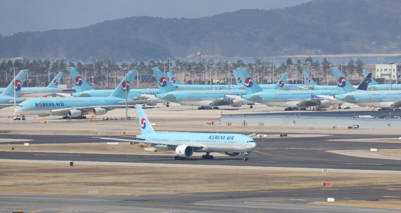 지난 4월11일 인천국제공항 활주로에서 대한항공 항공기가 이륙을 준비하고 있다. 연합뉴스