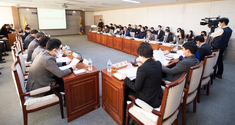 전북도는 지난 12일 군산시의회에서 새만금 특별지방자치단체 등의 설명회를 가질 예정이었으나, 시의회가 반발해 행사가 중단됐다. 군산시의회 제공