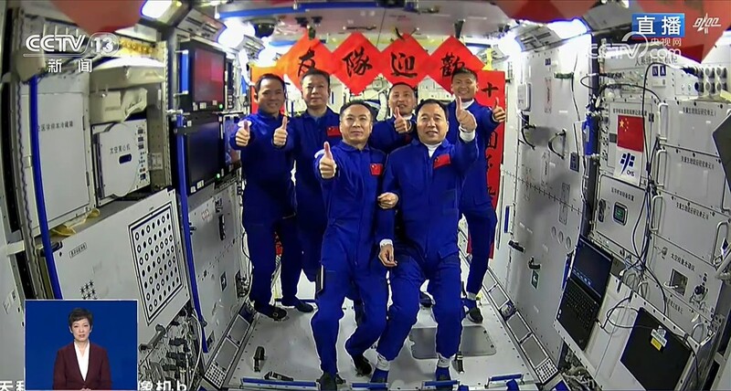 30일 우주정거장 톈궁에 도착한 선저우 16호 우주비행사들(왼쪽 가슴에 중국 국기 부착한 사람들)이 15호 우주비행사들의 환영을 받으며 함께 기념촬영을 하고 있다. CCTV 화면 갈무리