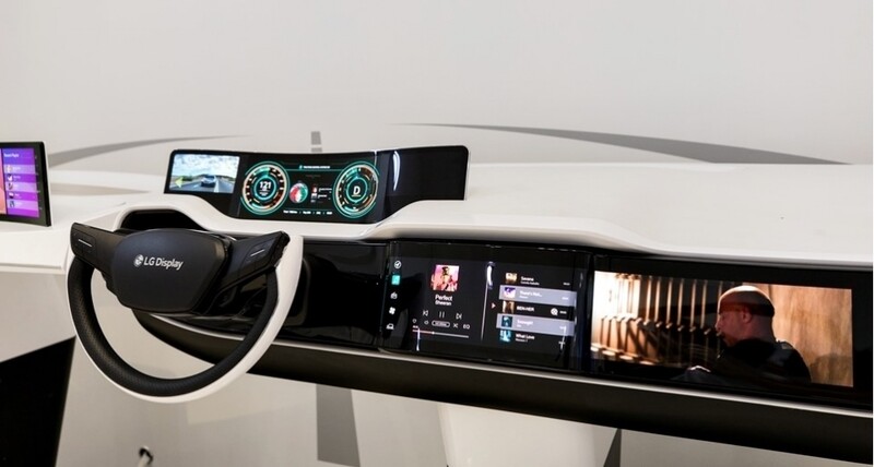 엘지(LG)디스플레이가 차량용 디스플레이 사업을 확대하며 실적 개선을 도모하고 있다. 사진은 전기차에 탑재한 유기발광다이오드(OLED) 패널 모습. 엘지디스플레이 제공