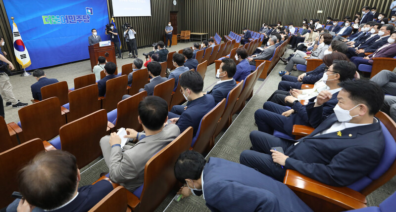 박홍근 더불어민주당 당대표 직무대행 겸 원내대표가 3일 오후 서울 여의도 국회에서 열린 당무위원-국회의원 연석회의에서 인사말을 하고 있다. 공동취재사진