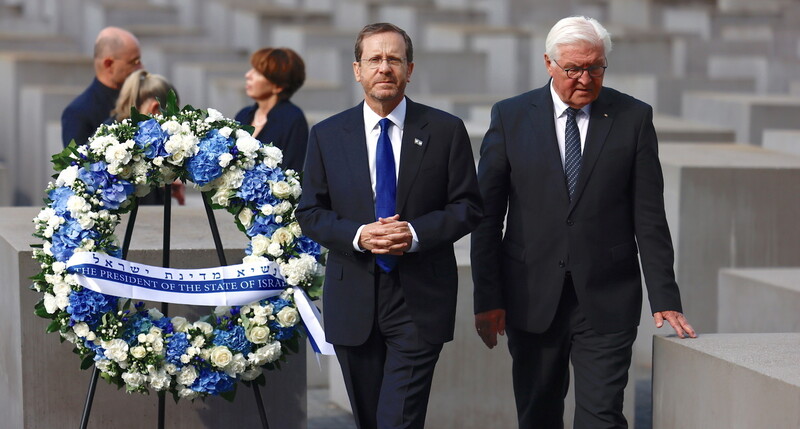 이츠하크 헤르초그 이스라엘 대통령(왼쪽)과 프랑크발터 슈타인마이어 독일 대통령이 6일 독일 베를린 유대인 학살 추모공원을 방문하고 있다. EPA 연합뉴스