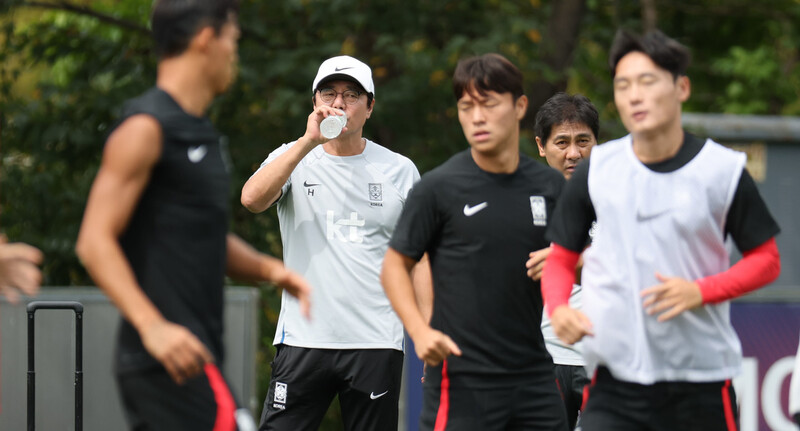 황선홍 항저우아시안게임 축구 대표팀 감독이 14일 경기도 파주 대표팀트레이닝센터에서 훈련 중인 선수들을 지켜보며 물을 마시고 있다. 연합뉴스