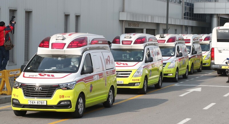 31일 오전 서울 강서구 김포공항에서 신종 코로나바이러스 감염증 발원지로 봉쇄된 우한에서 전세기를 타고 온 교민들 중 발열자를 태운 구급차가 줄지어 나서고 있다. 백소아 기자 thanks@hani.co.kr
