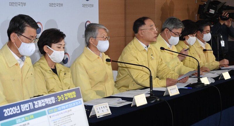 홍남기 부총리 겸 기획재정부 장관(왼쪽 넷째)이 1일 서울 세종로 정부서울청사에서 열린 ‘2020 하반기 경제정책방향 관련 관계부처 합동브리핑’에서 발표문을 읽고 있다. 왼쪽부터 은성수 금융위원장, 김현미 국토교통부 장관, 최기영 과학기술정보통신부 장관, 홍 부총리, 이재갑 고용노동부 장관, 박영선 중소벤처기업부 장관, 정승일 산업통상자원부 차관. 공동취재사진