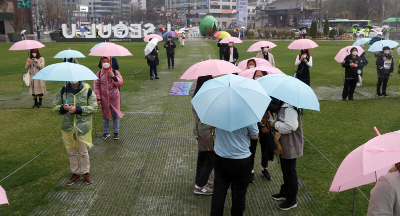 ‘변희수 전 하사의 복직과 명예회복을 위한 공동대책위원회’가 지난 27일 서울시청 광장에서 ‘변희수 하사를 기억하는 트랜스젠더 가시화의 날 공동행동’ 기자회견을 열었다. 기자회견에 참석한 시민들이 트랜스젠더 인권과 평등을 상징하는 분홍색·하늘색·흰색 우산을 들고 있다. 김혜윤 기자 unique@hani.co.kr